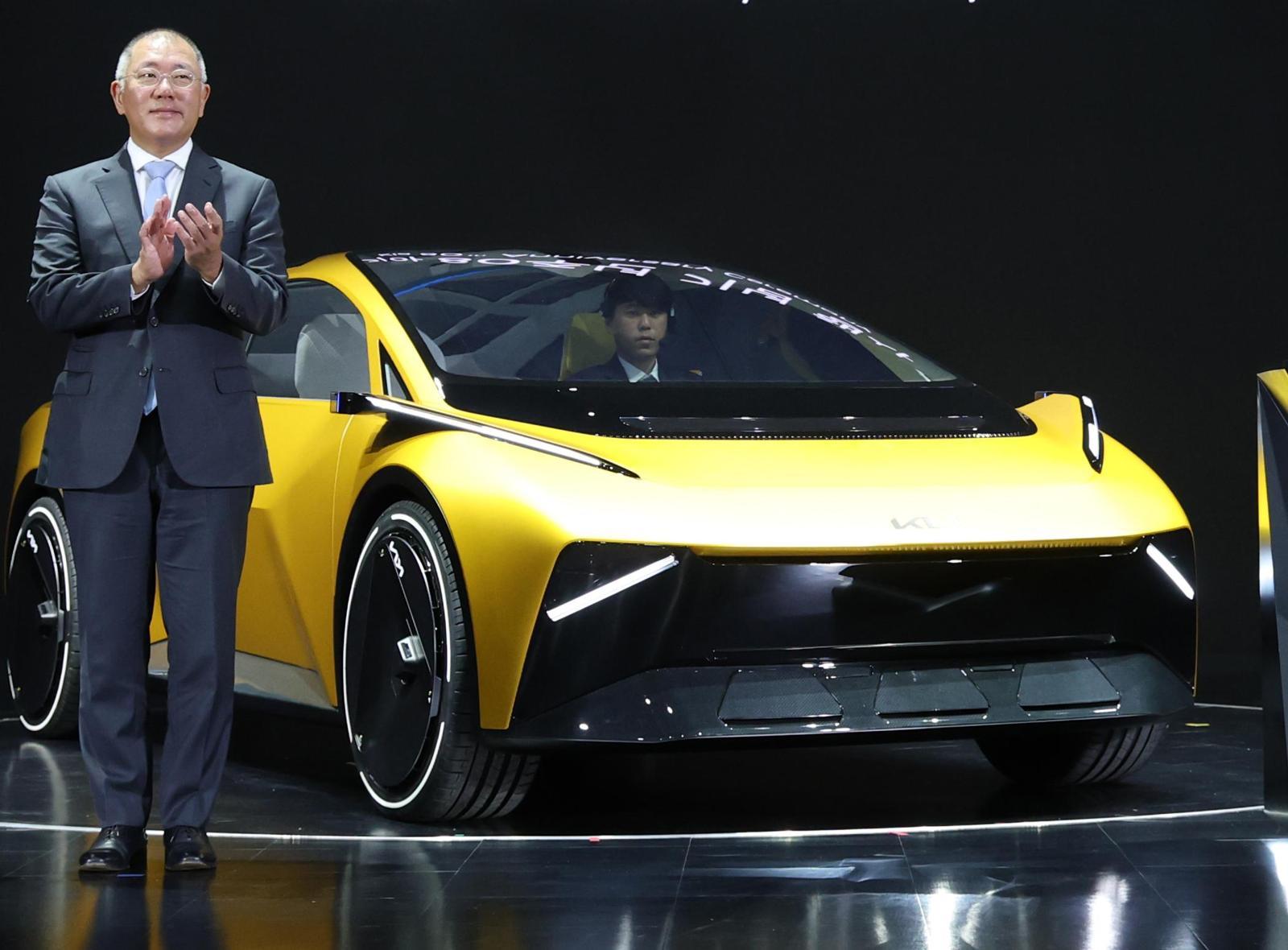 정의선 현대자동차그룹 회장이 5일 ‘기아 80주년 기념행사’에 참석해 콘셉트카 ‘비전 메타투리스모’ 앞에서 기념 촬영을 하고 있다. 용인=뉴스1