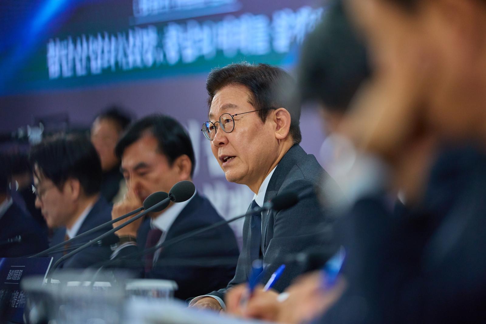 이재명 대통령이 5일 충남 천안시 한국기술교육대학교 담헌홀에서 열린 ‘첨단산업의 심장, 충남의 미래를 설계하다’ 타운홀 미팅에서 모두발언을 하고 있다. 2025.12.5 대통령실 제공