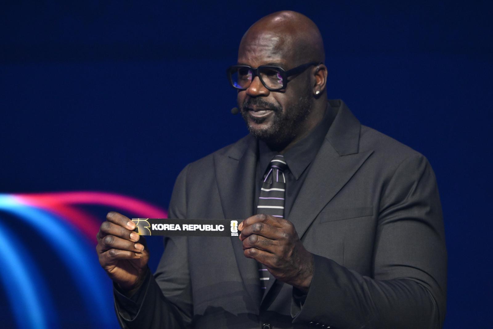 미국프로농구(NBA) 스타 샤킬 오닐이 6일 미국 워싱턴 케네디센터에서 열린 2026 북중미 월드컵 조 추첨식에서 한국이 적힌 종이를 펴보이고 있다. 추첨자로 나선 오닐은 한국을 월드컵 공동 개최국 멕시코와 같은 조(A조)에 속할 국가로 뽑았다. 워싱턴=AP 뉴시스