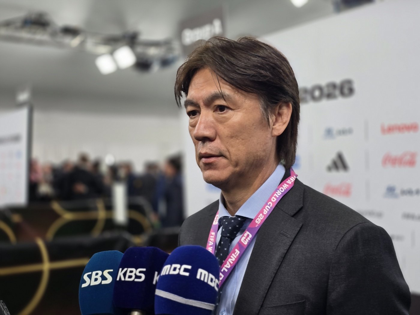 홍명보 축구 국가대표팀 감독이 5일(현지시간) 미국 워싱턴DC 케네디센터에서 열린 조추첨 후 믹스트존에서 한국 기자들과 만나 질문에 답하고 있다. 한국은 멕시코, 남아프리카공화국, 유럽플레이오프D조(체코·북마케도니아·덴마크·아일랜드)와 함께 A조에 배정됐다. 2025.12.05 뉴스1