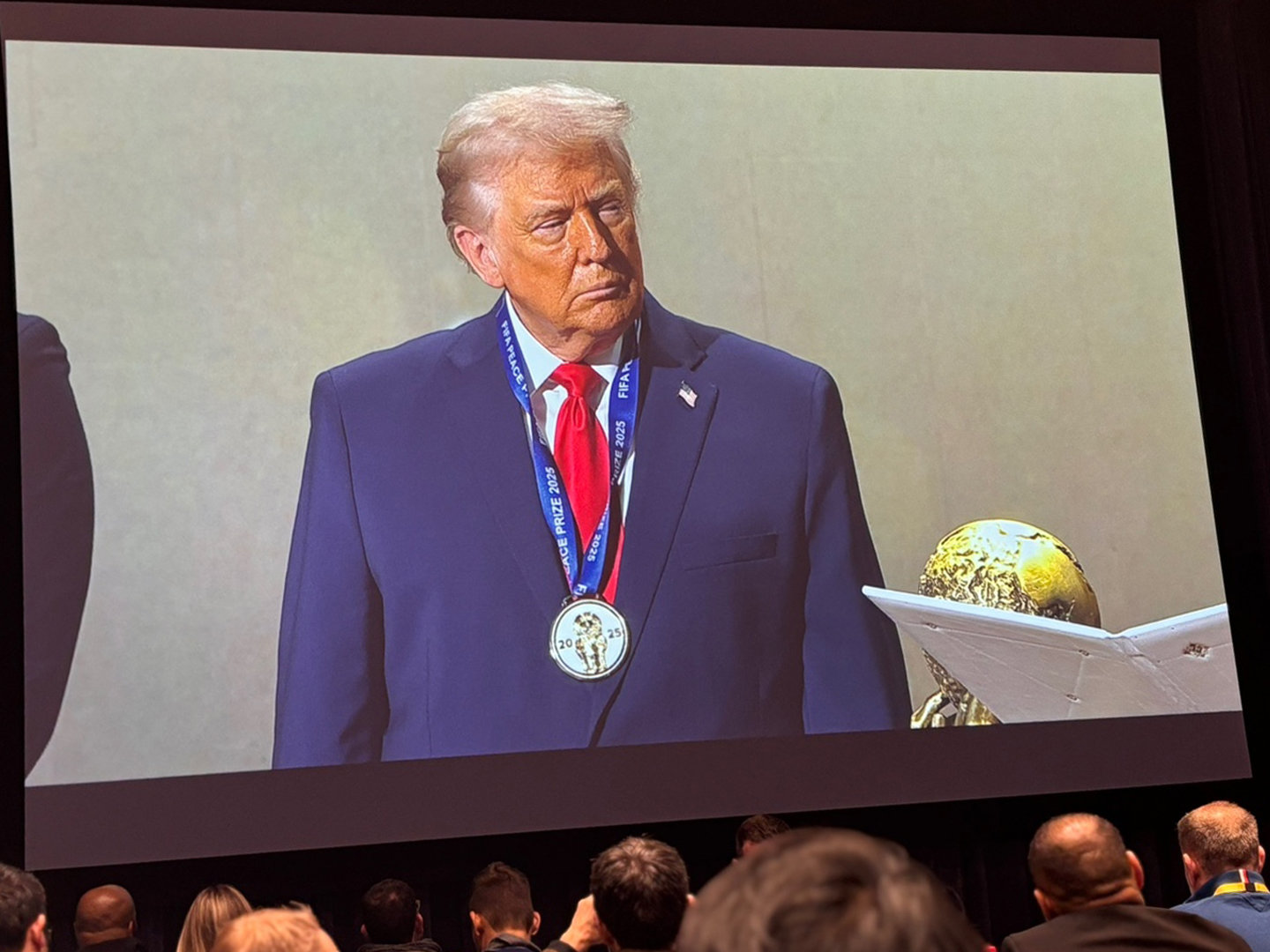 노벨상 놓친 트럼프, FIFA 평화상 받아…“내 인생 큰 영예”