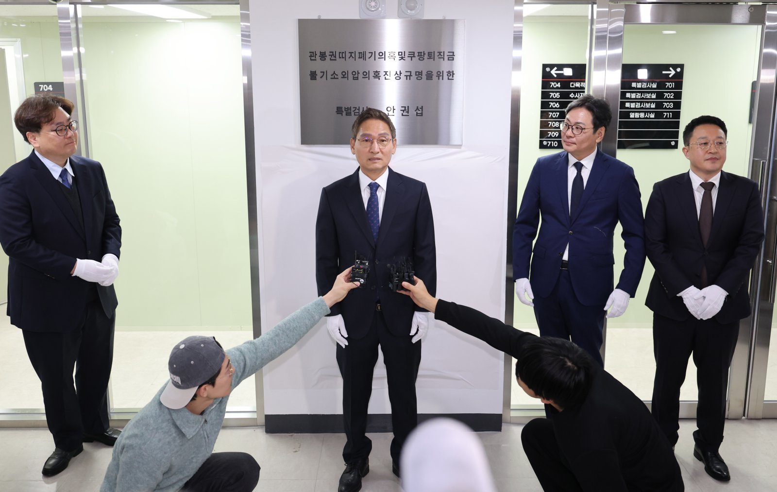 안권섭 특별검사가 6일 오전 서울 서초구 관봉권 띠지 폐기 의혹 및 쿠팡 퇴직금 불기소 외압 의혹 진상규명을 위한 특검 사무소에서 열린 현판식에서 취재진의 질문에 답하고 있다. 2025.12.06 뉴시스