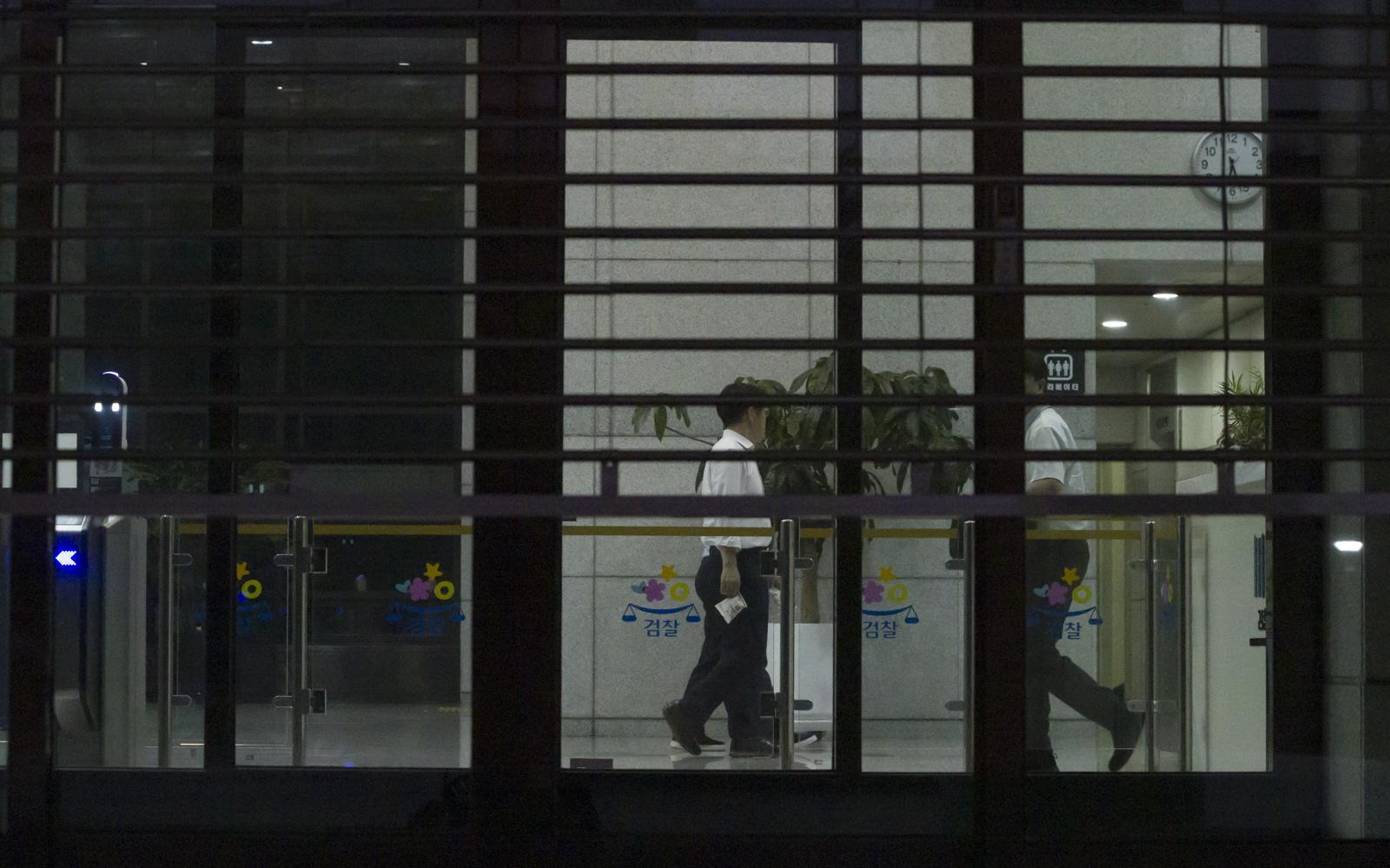 검찰청 폐지와 기획재정부 분리 등을 골자로 하는 정부조직법 개정안이 통과한 30일 오후 서울 서초구 대검찰청에서 닫힌 문 사이로 직원들이 오가고 있다. 2025.09.30 뉴시스