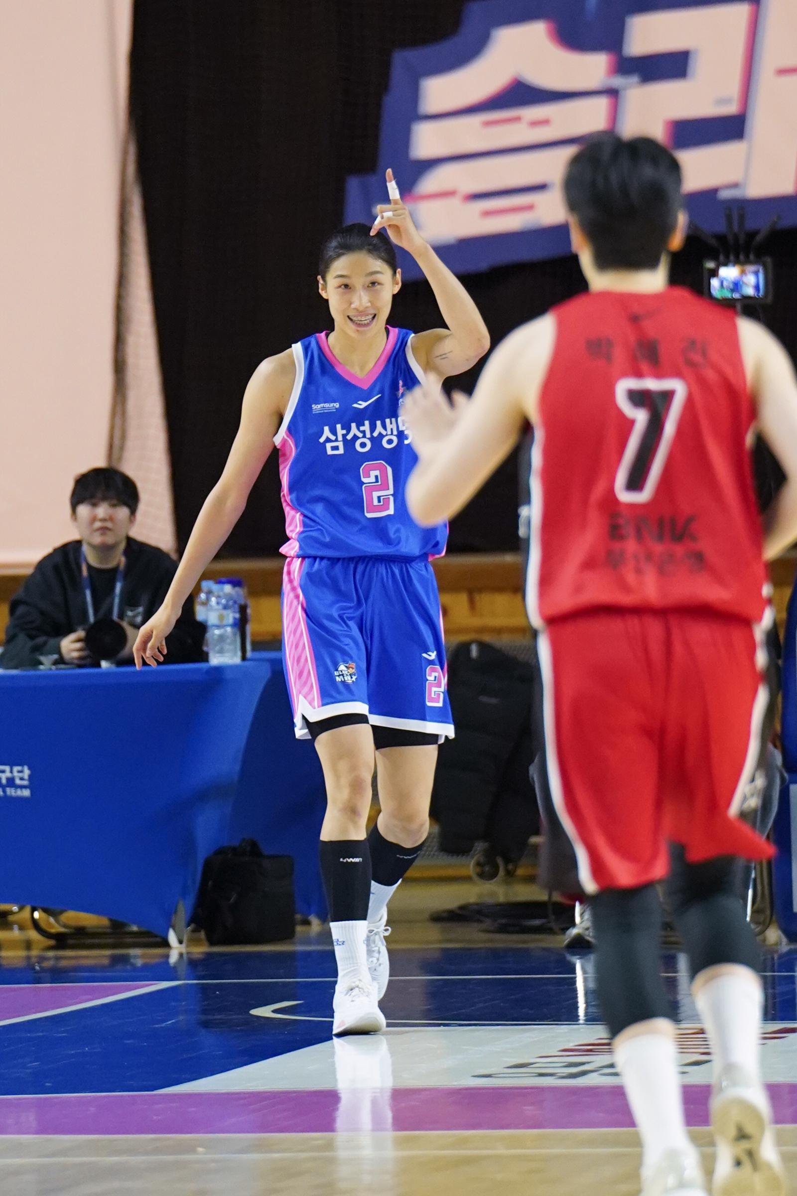 여자농구 삼성생명 이해란이 6일 BNK와 경기에서 세리머니를 하고 있다. WKBL 제공