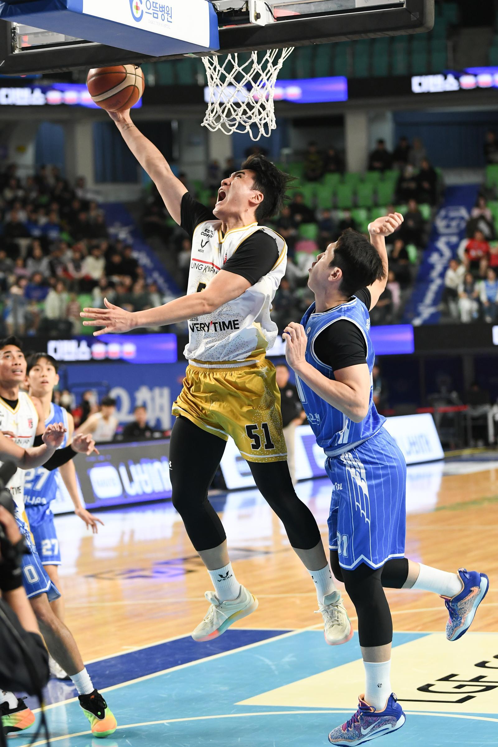 프로농구 정관장 한승희가 6일 한국가스공사와 경기에서 슛을 쏘고 있다. KBL 제공