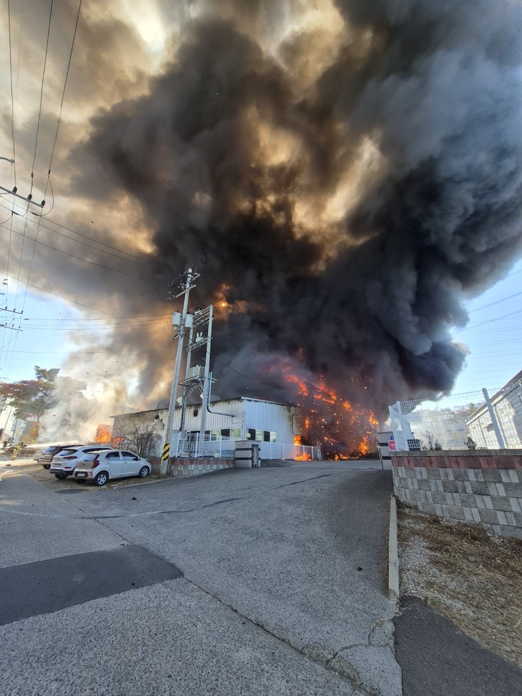 6일 낮 12시 35분쯤 경북 칠곡 왜관읍의 한 섬유공장에서 원인을 알 수 없는 불이 나 연기가 치솟고 있다. 경북소방본부 제공