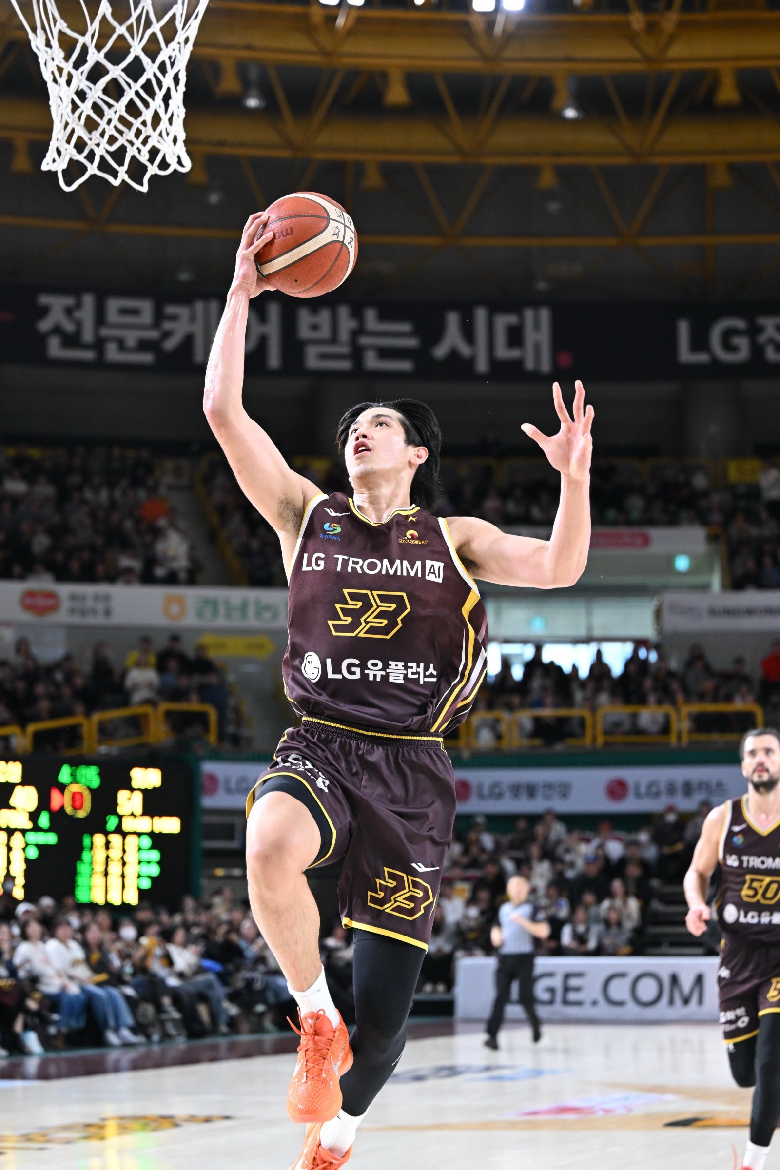 프로농구 LG 타마요가 6일 현대모비스와 경기에서 슛을 시도하고 있다. KBL 제공