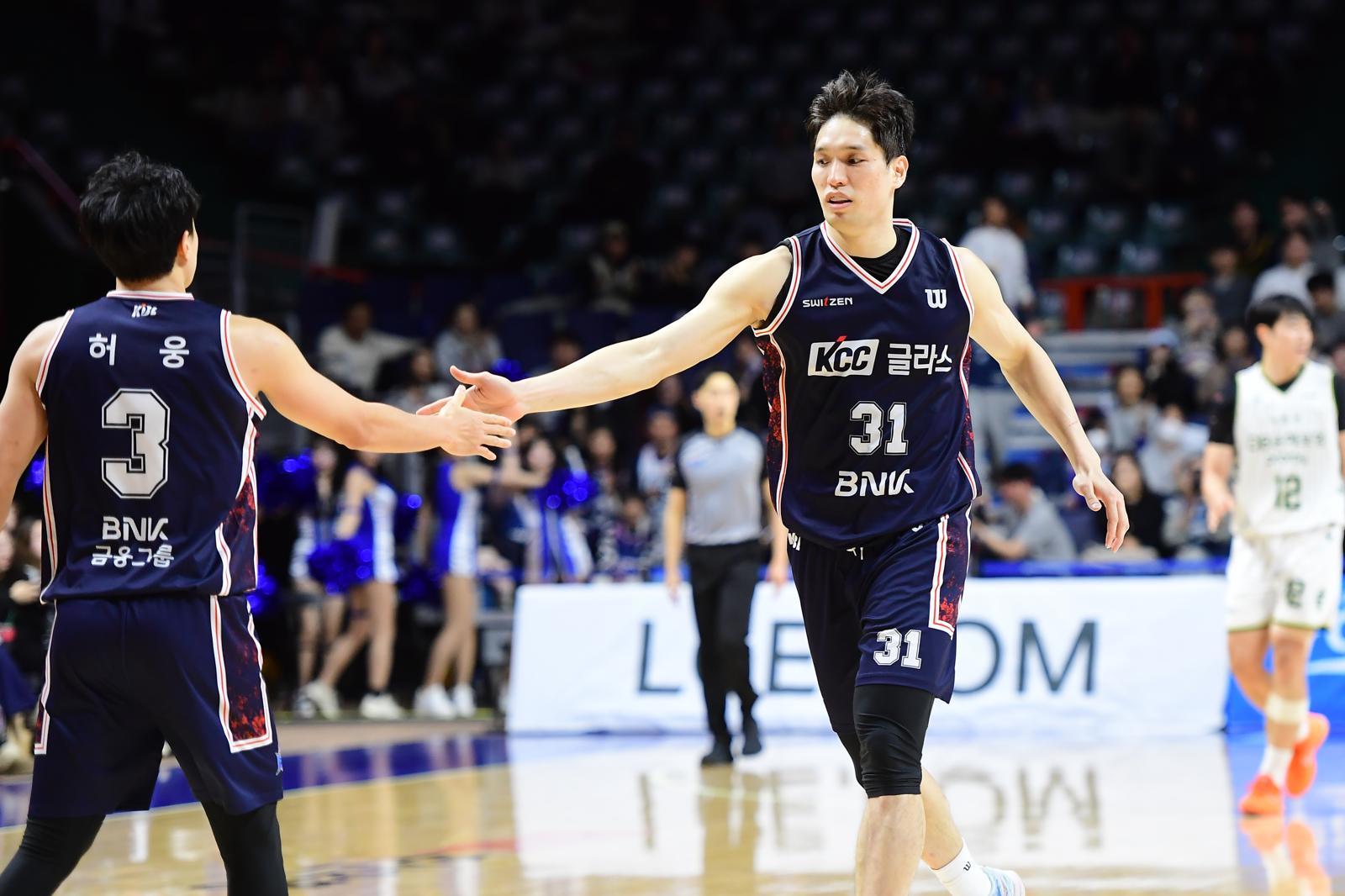 프로농구 KCC 장재석(오른쪽)이 6일 DB와 경기에서 허웅과 하이파이브를 하고 있다. KBL 제공