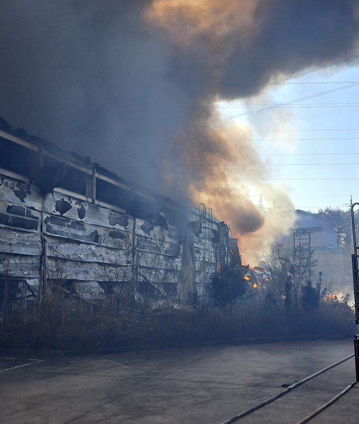 6일 낮 12시 35분쯤 경북 칠곡 왜관읍의 한 섬유공장에서 원인을 알 수 없는 불이 나 연기가 치솟고 있다. 경북소방본부 제공