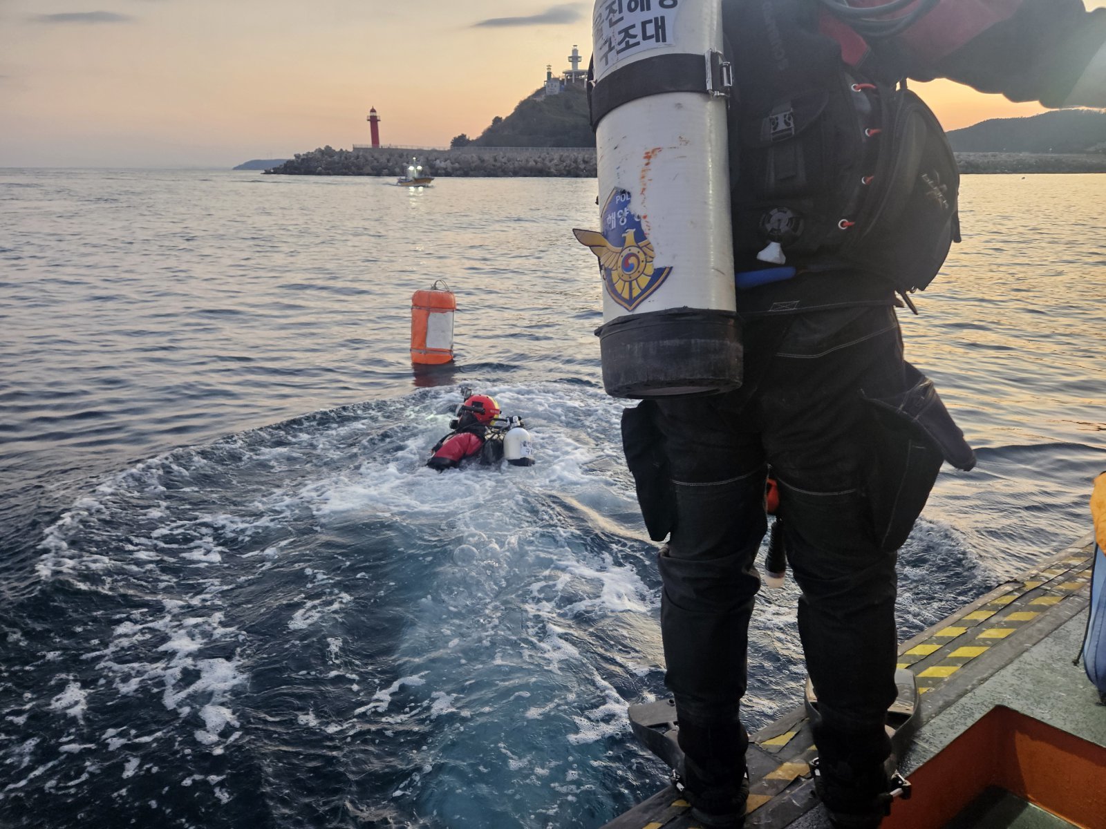 6일 오후 4시38분쯤 경북 영덕군 축산항 인근 헤상에서 70대 선장 A 씨가 조업 중 실종돼 해경이 수색작업에 나섰다. 울진해양경찰서 제공