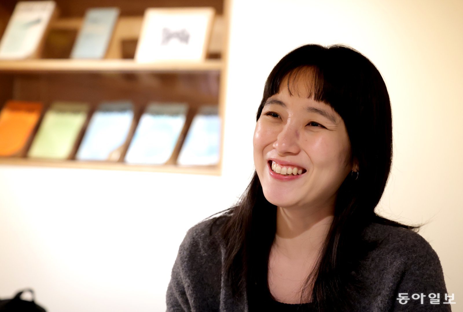 지리산 아래 초등학교를 다니며 학창시절 내내 산을 올랐다는 함윤이 작가. 그는 “1, 2학년 때는 바래봉, 3, 4학년 때는 노고단, 5학년 때는 반야봉, 6학년 때는 천왕봉 식으로 매년 코스를 업그레이드해서 올랐다”며 “덕분에 하루종일 걷는 것 자체가 제겐 익숙한 행위가 됐다”고 했다. 변영욱 기자 cut@donga.com