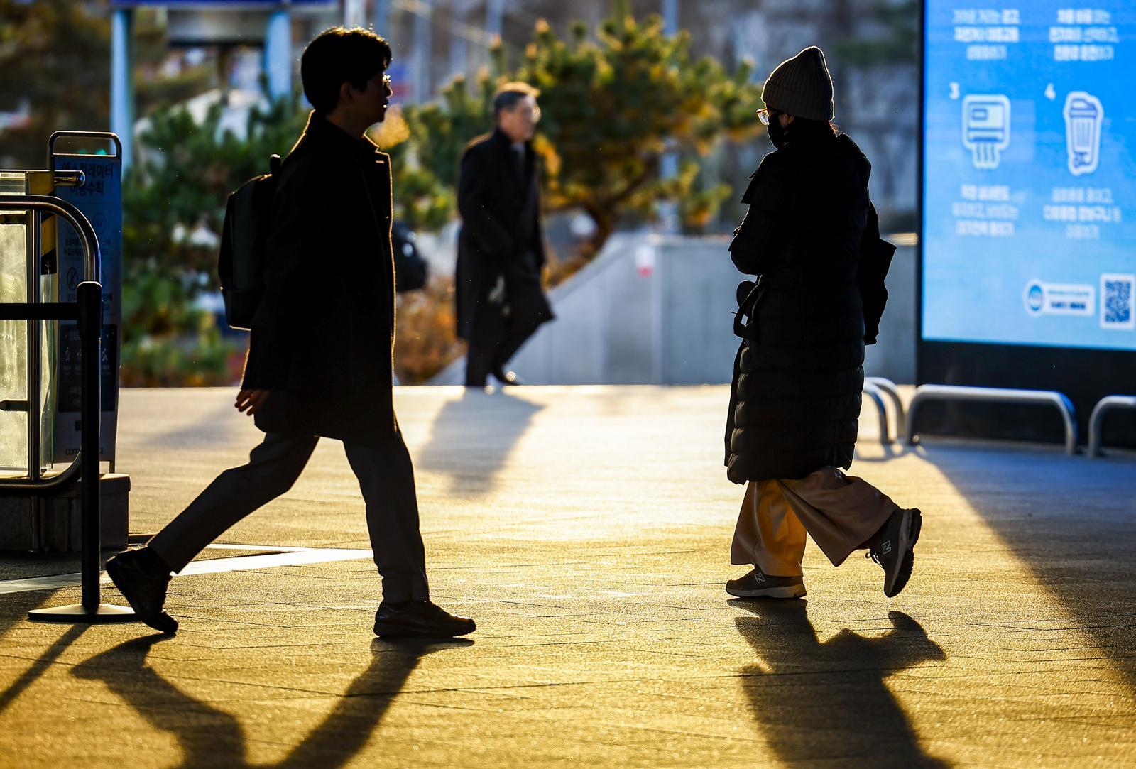 영하권 날씨를 보인 3일 서울 중구 서울역에서 두꺼운 옷차림을 한 시민들이 입김을 내뿜으며 있다. 2025.12.03 뉴시스