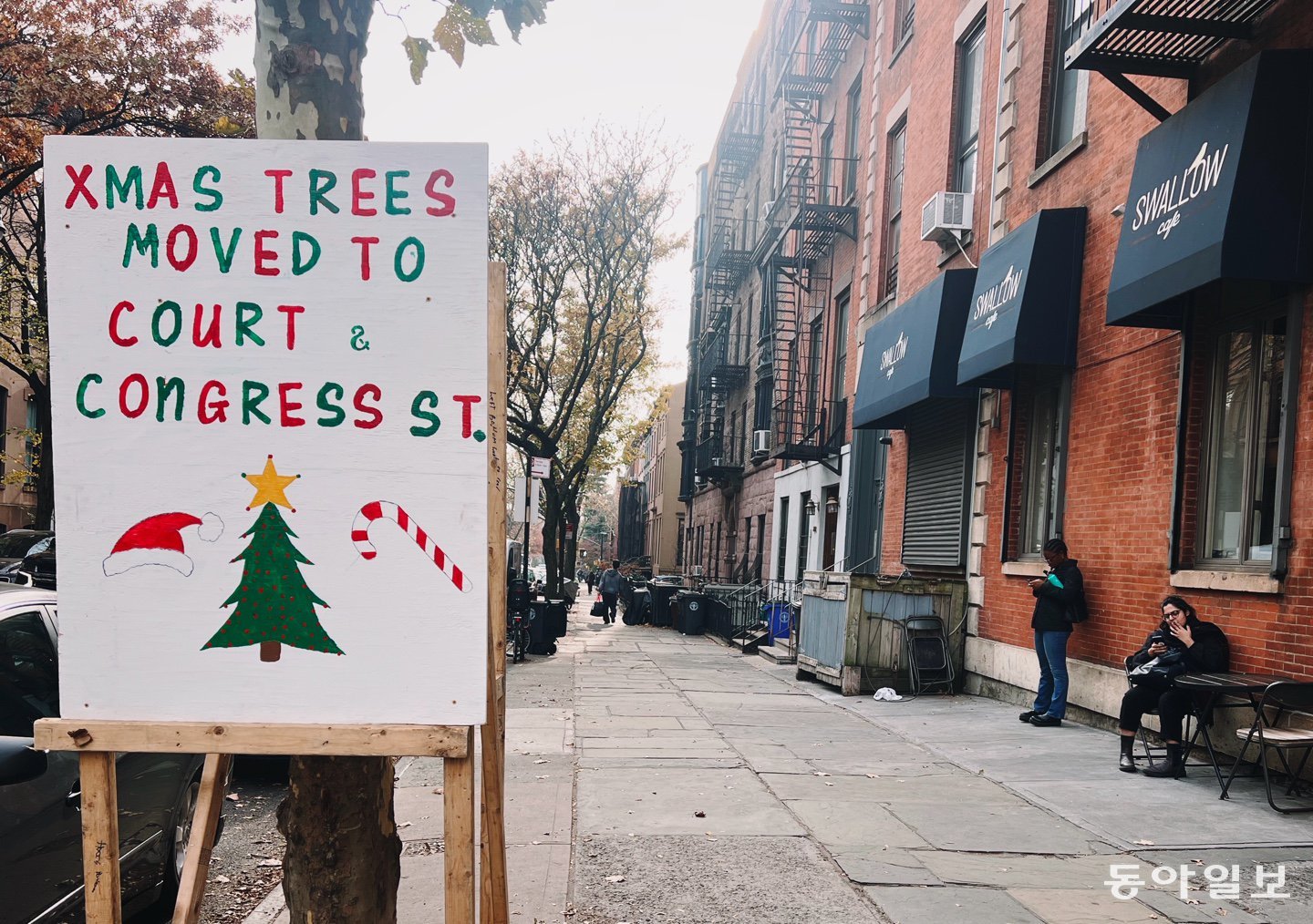 작년과 다른 위치로 옮긴 브루클린의 나무 판매소가 주민들이 당황하지 않게 이동한 곳을 공지해 놨다. 뉴욕=임우선 특파원 imsun@donga.com