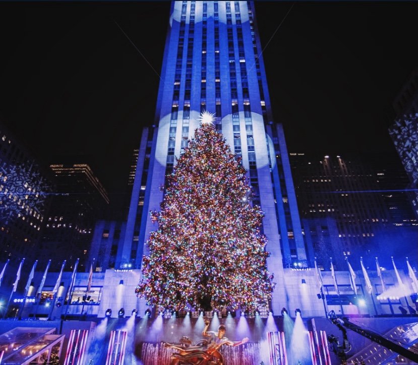 뉴욕의 크리스마스를 상징하는 것 중 하나인 록펠러 센터 크리스마스 트리의 점등 모습. 출처: 록펠러 센터