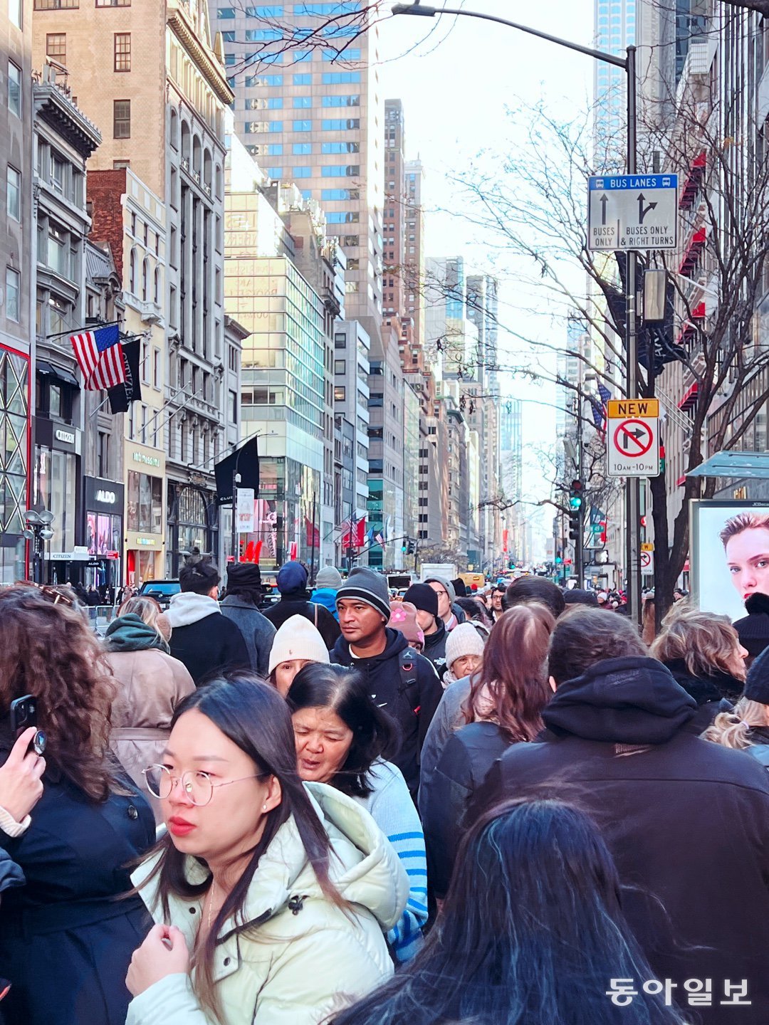 록펠러 센터 트리 점등식이 있던 12월 3일 낮부터 통행이 어려울 정도로 붐비는 록펠러 센터 인근 5번가. 뉴욕=임우선 특파원 imsun@donga.com