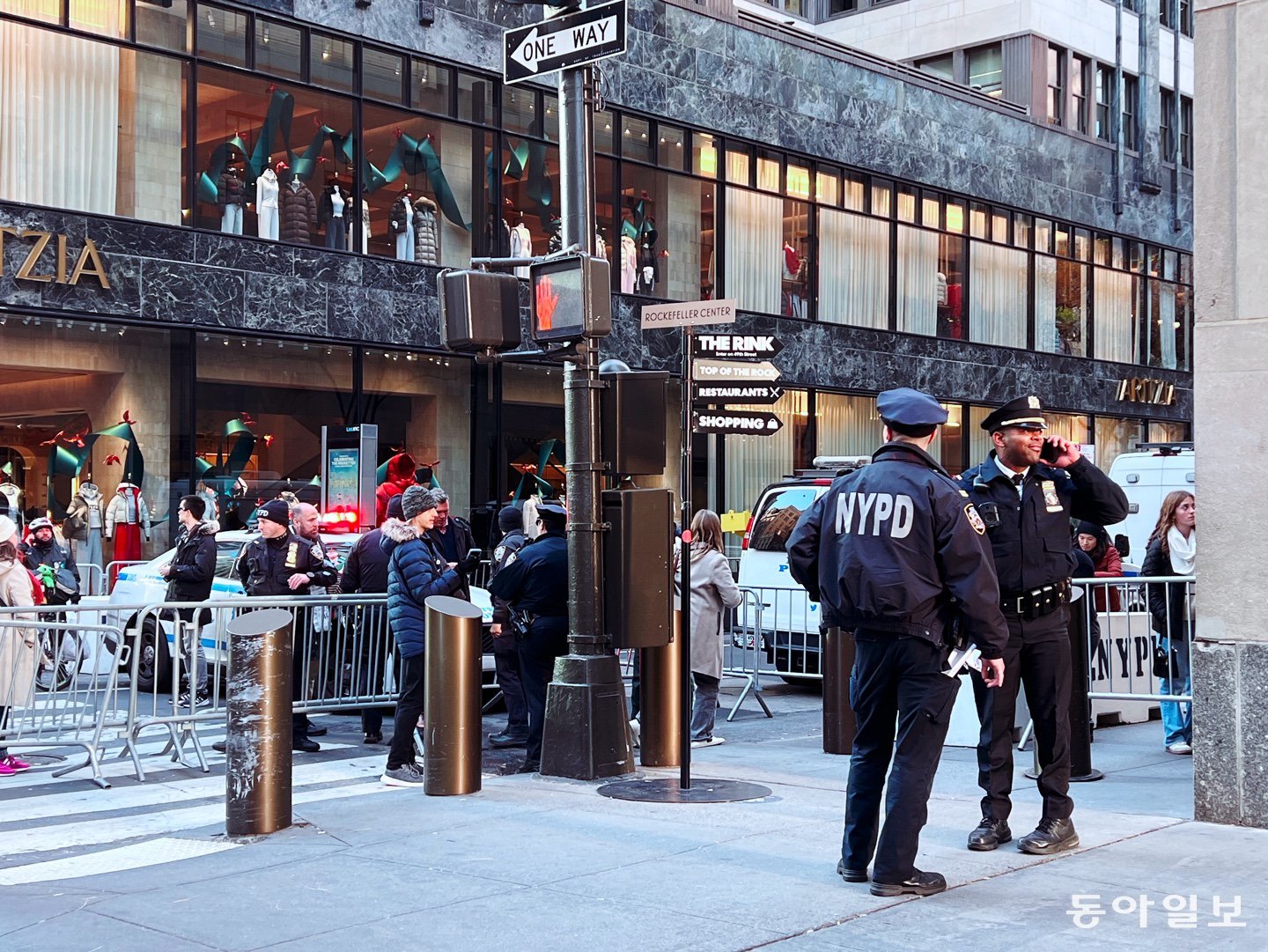 12월 3일 점등식 당일 낮부터 록펠러 센터 일대 6개 블록 통제에 들어간 NYPD의 모습. 뉴욕=임우선 특파원 imsun@donga.com