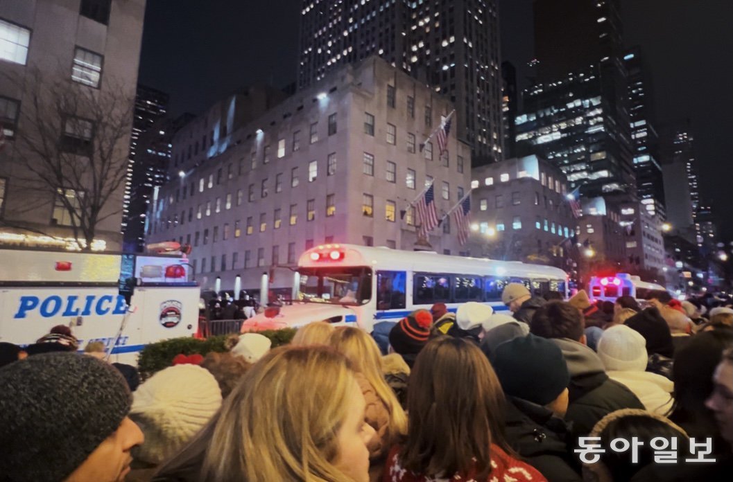 지난해 점등식 때 록펠러 센터 일대의 움직이지 못하고 서 있는 인파. 뉴욕=임우선 특파원 imsun@donga.com