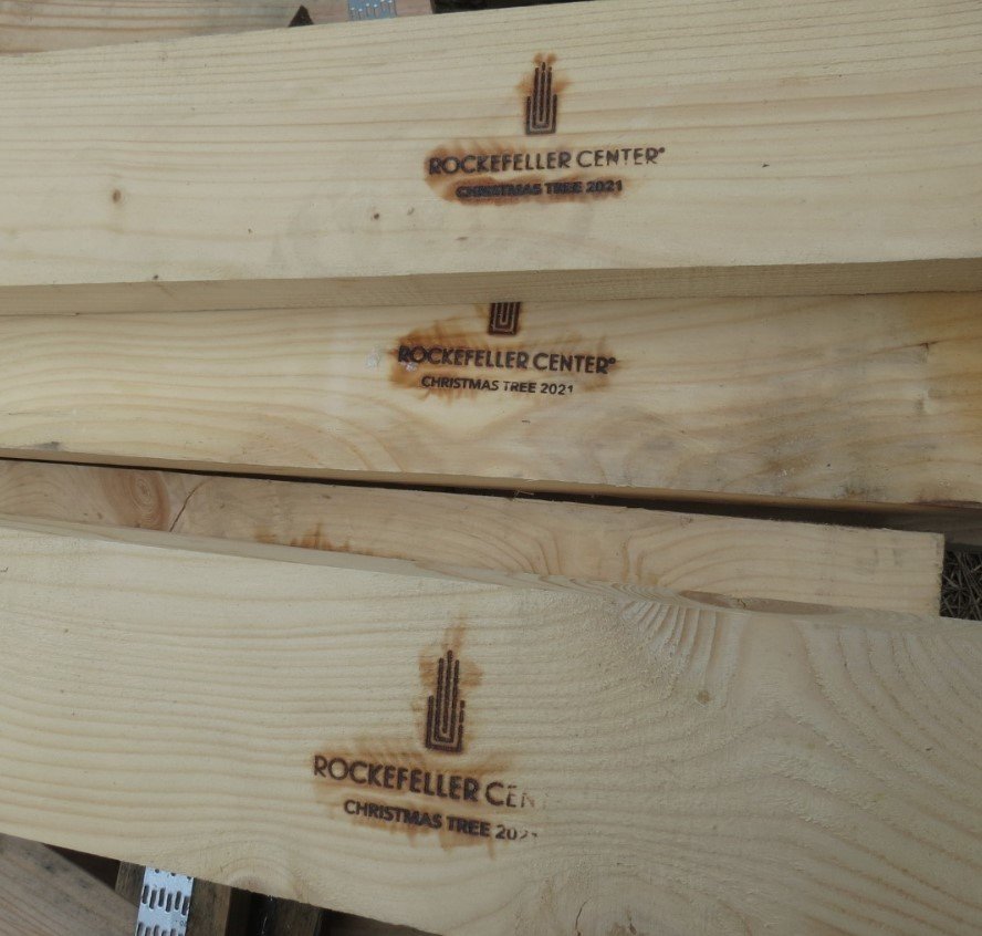 집 짓기 용 판자로 가공된 록펠러 센터 크리스마스 트리. 출처: 해비타트 인스타그램