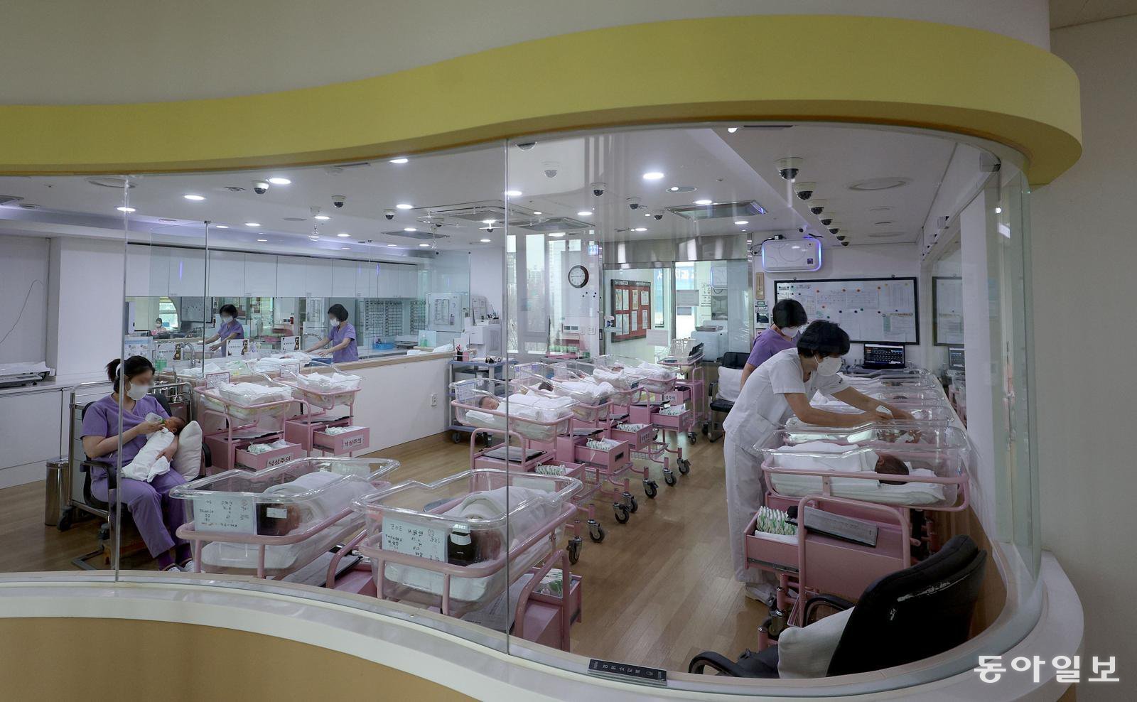 한 산후조리원 신생아실 모습. 동아일보DB
