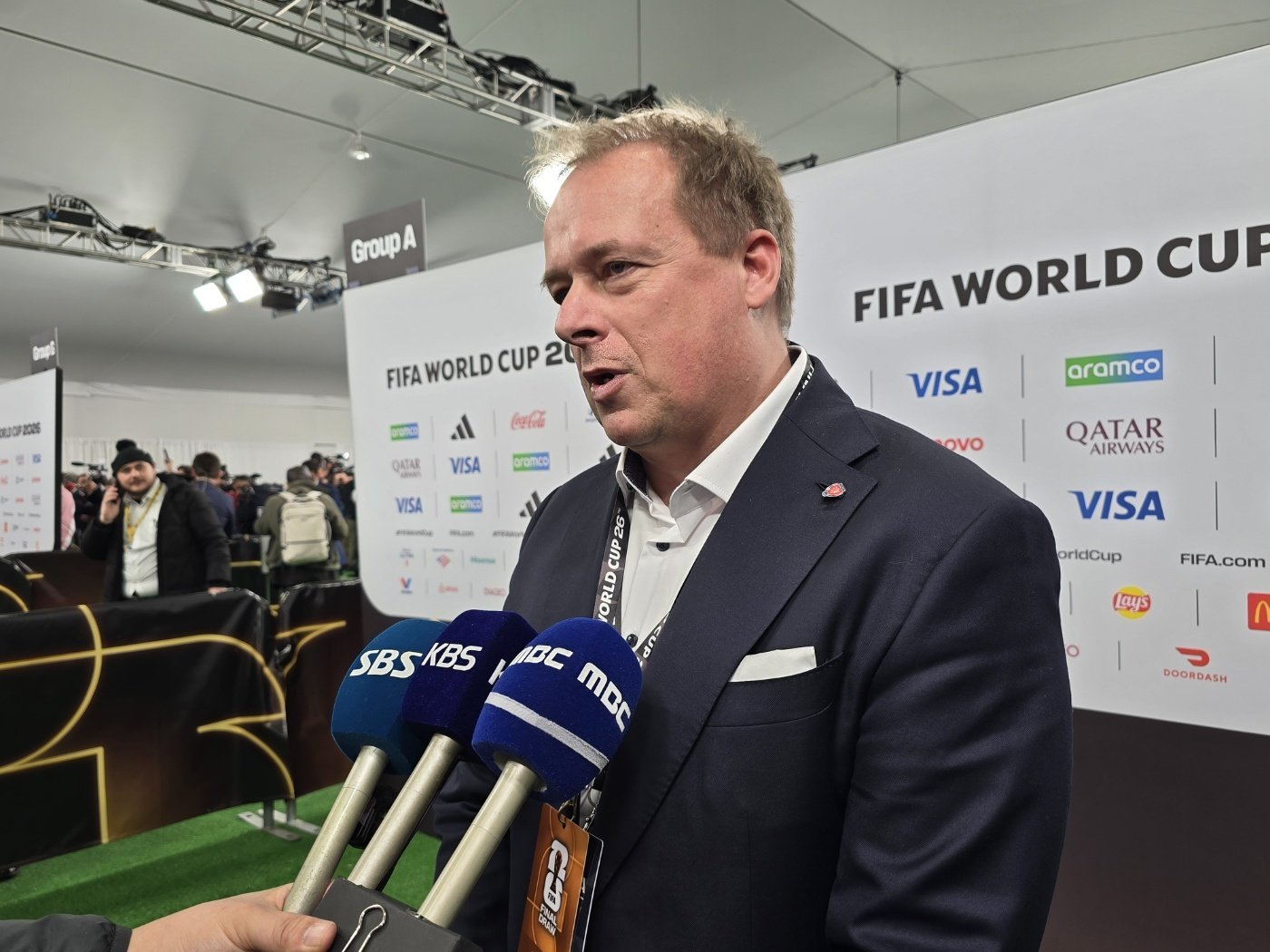 체코 축구협회 관계자가 5일(현지시간) 미국 워싱턴DC 케네디센터에서 열린 2026 북중미 월드컵 조추첨 행사 후 공동취재구역(믹스트존)에서 취재진의 질문에 답하고 있다. 한국, 멕시코, 남아공과 A조에 속한 유럽플레이오프 D조에 속한 체코는 아일랜드와 플레이오프 첫 경기를 벌이며, 여기서 승리하면 덴마크-북마케도니아 전 승자와 월드컵 본선 진출을 가린다. 2025.12.06. ⓒ News1