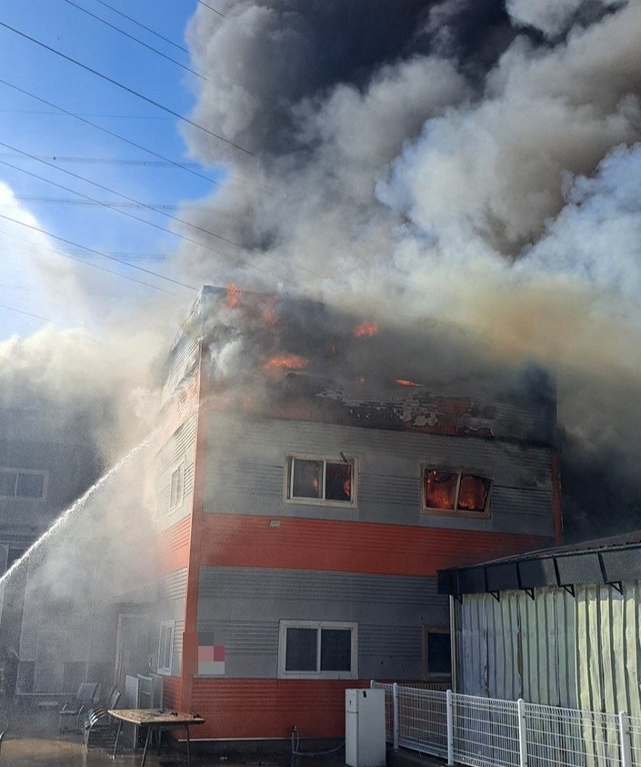 6일 낮 12시 35분쯤 경북 칠곡 왜관읍의 한 섬유공장에서 원인을 알 수 없는 불이 나 연기가 치솟고 있다. (경북소방본부 제공) 2025.12.6