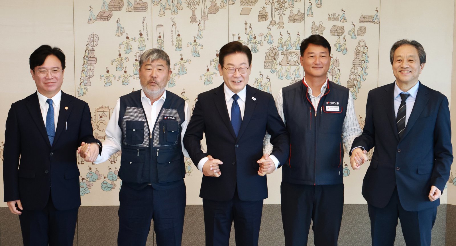 이재명 대통령이 4일 서울 용산 대통령실 청사에서 열린 양대 노총 위원장과 오찬 간담회에서 양경수(왼쪽 네번째) 민주노총 위원장, 김동명(왼쪽 두번째) 한국노총 위원장과 기념촬영을 하고 있다.  왼쪽부터 김영훈 고용노동부 장관, 김 위원장, 이 대통령, 양 위원장, 문진영 사회수석. (대통령실통신사진기자단) 2025.09.04 [서울=뉴시스]