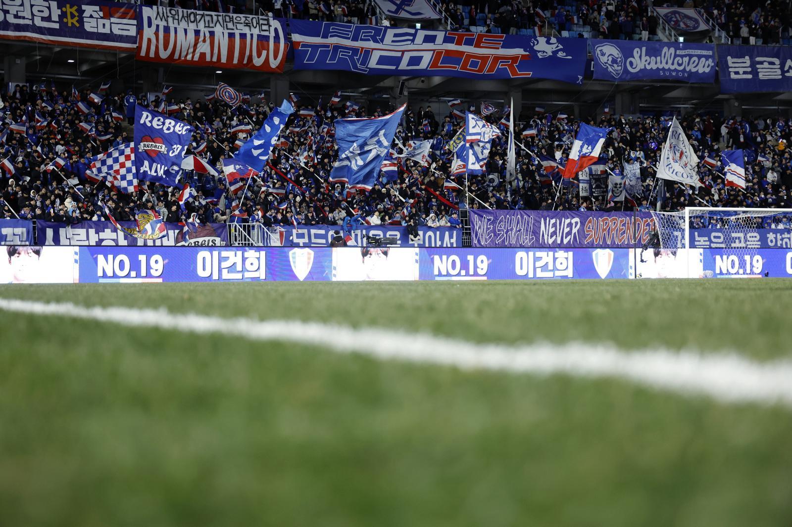 수원삼성은 일방적인 홈 팬들의 응원을 받으며 싸운 1차전에서 패했다.  제주 원정을 떠나는 발걸음이 더 무거워졌다. ⓒ News1