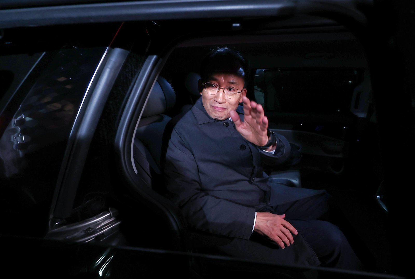 12·3 비상계엄 해제 요구안 표결 방해 의혹을 받는 추경호 국민의힘 의원이 3일 새벽 구속 영장이 기각된 후 경기도 의왕시 서울구치소를 나서며 동료 의원들에게 인사하고 있다. 2025.12.3/뉴스1