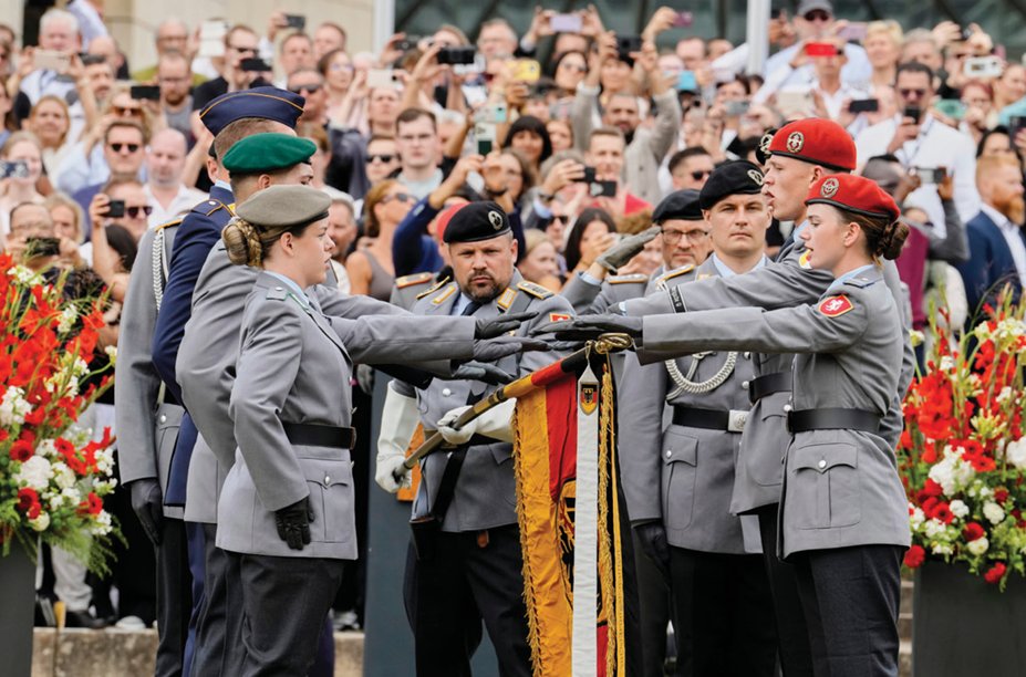 독일연방군 신병들이 9월 독일 뒤셀도르프 노르트라인베스트팔렌주 의사당 앞에서 입대식을 하고 있다. 뉴시스