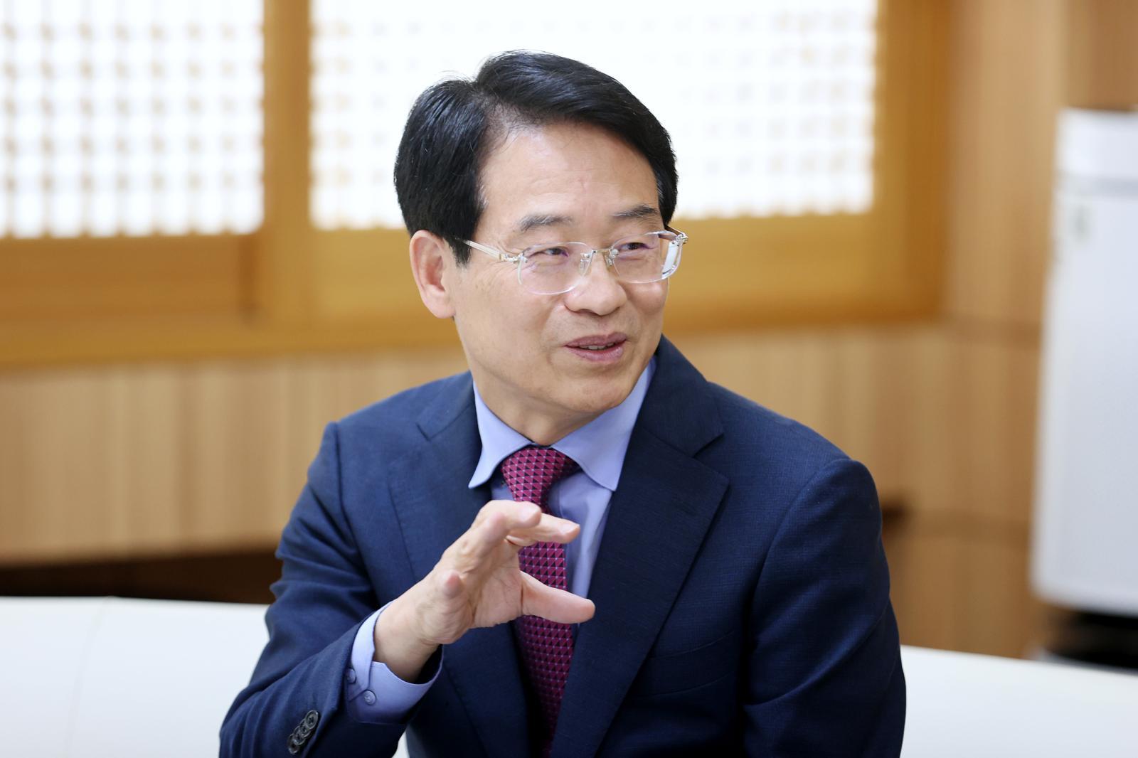 강진원 전남 강진군수는  “반값여행‘이 지역을 살리고 더 나아가 국가에도 새로운 희망을 줄 수 있는 정책이 되길 바란다”고 말했다. 강진군 제공