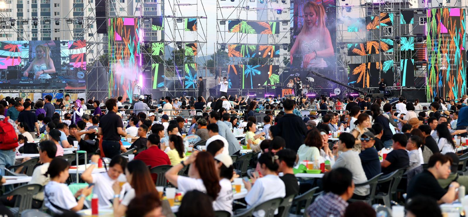 올 8월 강진군 종합운동장에서 열린 제3회 하멜촌 맥주축제는 ‘반값관광’과 어우러져 관광객이 크게 늘었다. 강진군 제공