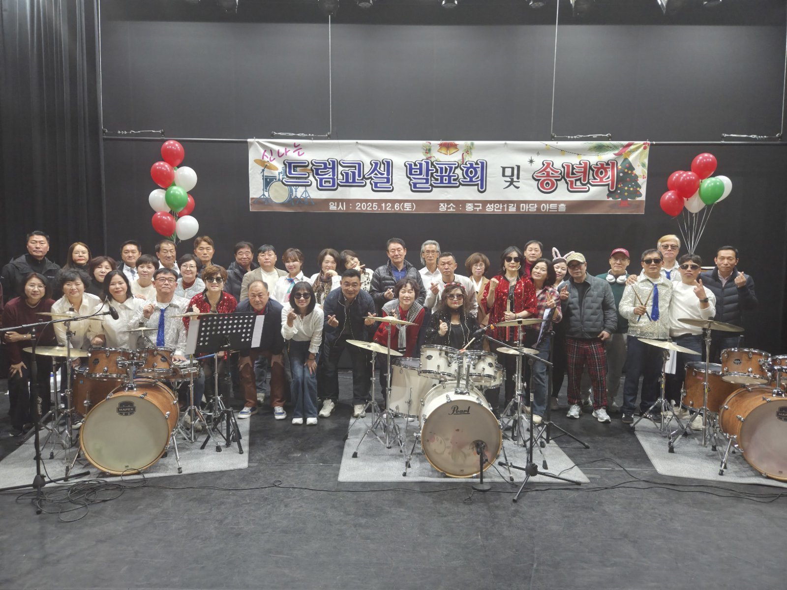 6일 울산 중구 아트홀 마당에서 열린 ‘신나는 드럼교실 제8회 발표회’ 공연을 마친 회원들이 기념촬영을 하고 있다. 신나는 드럼교실 제공