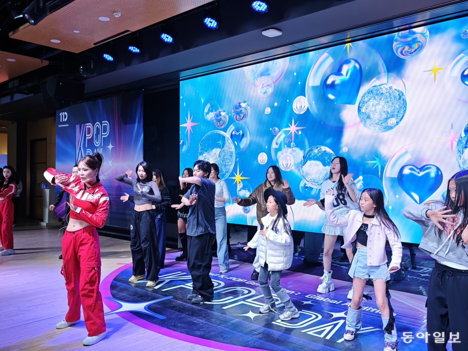 한국관광공사가 6일 베이징 차오양구 주중한국문화원에서 개최한 ‘K팝 데이’ 행사에서 참가자들이 K팝 댄스 동작을 따라하고 있다. 베이징=김철중 특파원 tnf@donga.com