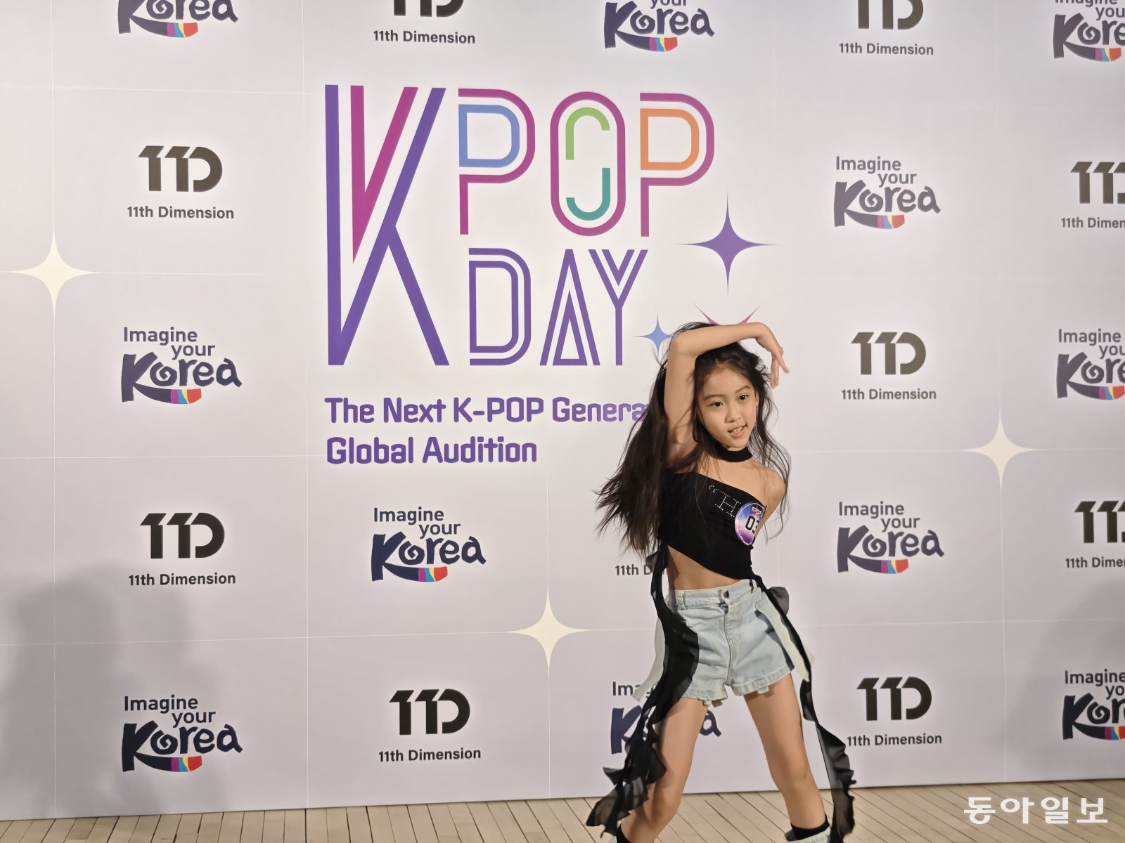 6일 주중문화원에서 열린 ‘글로벌 오디션’에 참가한 왕닝루(王凝露·10)가 지난 수년간 댄스 학원에서 배운 K팝 댄스를 심사위원들 앞에서 선보이고 있다. 베이징=김철중 특파원 tnf@donga.com