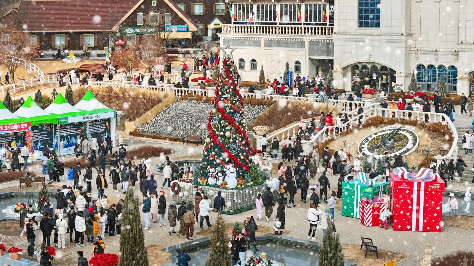 지난해 전북 임실군 치즈테마파크에서 열린 산타 축제를 찾은 방문객들이 대형 트리 등에서 사진을 찍으며 축제를 즐기고 있다. 올해 축제는 25∼28일 진행된다. 임실군 제공