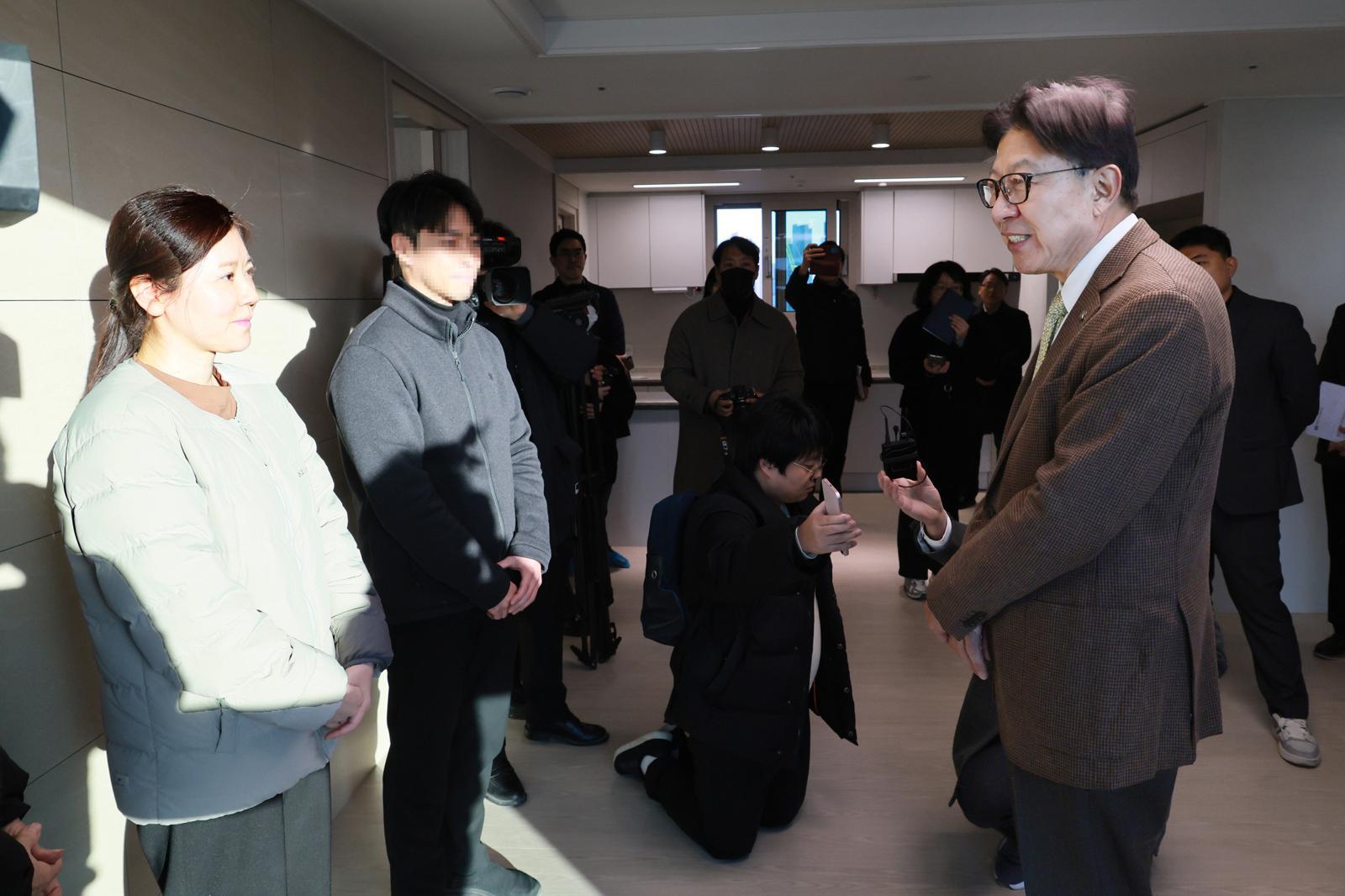 5일 박형준 부산시장(오른쪽)이 부산진구 양정동 한 아파트를 찾아 부산으로 처음 이사 온 해양수산부 직원 가족에게 환영 인사를 전하고 있다. 부산시 제공