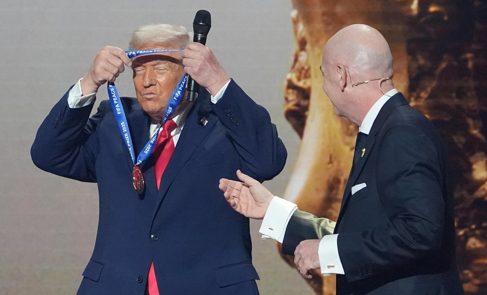 FIFA 평화상 스스로 목에 거는 트럼프
5일 미국 워싱턴 케네디센터에서 열린 2026 국제축구연맹(FIFA) 북중미 월드컵 본선 조 추첨 행사에서 도널드 트럼프 미국 대통령(왼쪽)이 잔니 인판티노 FIFA 회장(오른쪽)에게 받은 FIFA 평화상 메달을 직접 목에 걸고 있다. 워싱턴=AP 뉴시스