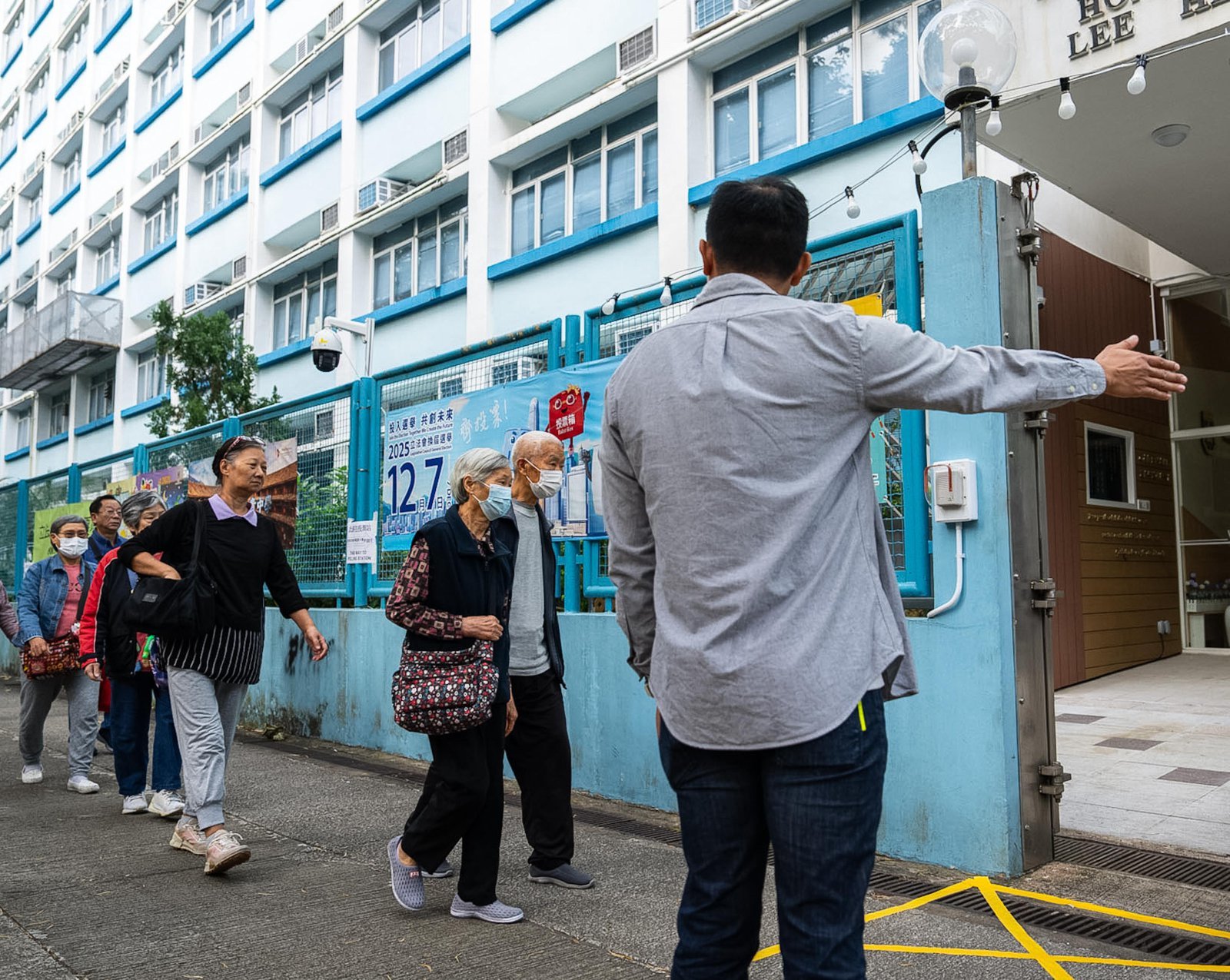 7일 홍콩 입법회(의회) 선거 당일 지난달 고층 아파트 화재 참사가 발생한 타이포 지역의 투표소에 시민들이 입장하고 있다. 참사 여파로 저조한 투표율이 예상되는 가운데 홍콩 당국은 투표 시간을 연장하는 등 투표 독려에 나섰다. 홍콩=AP 뉴시스