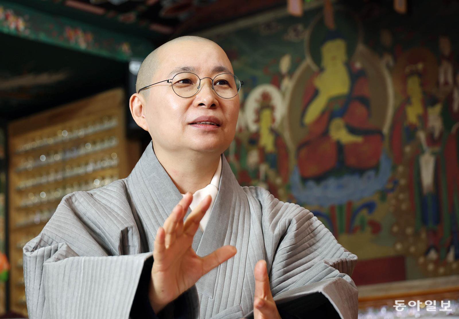 원영 스님은 “우리는 원하는 것을 이루지 못해 괴로워하기보다, 원하는 그 마음을 내려놓지 못해 고통스러운 경우가 더 많다”라며 “인생이란 게 정답은 없지만, 적어도 자신을 혹독하게 몰아붙이면서 살지는 않았으면 한다”라고 말했다. 전영한 기자 scoopjyh@donga.com