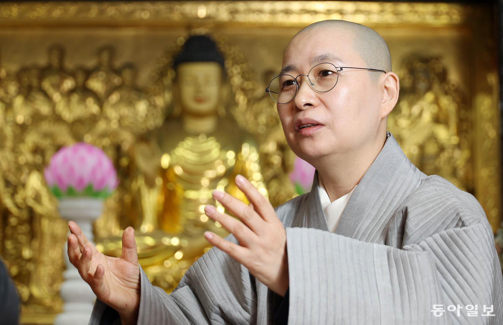 원영 스님은 “우리는 원하는 것을 이루지 못해 괴로워하기보다, 원하는 그 마음을 내려놓지 못해 고통스러운 경우가 더 많다”라며 “인생이란 게 정답은 없지만, 적어도 자신을 혹독하게 몰아붙이면서 살지는 않았으면 한다”라고 말했다. 전영한 기자 scoopjyh@donga.com