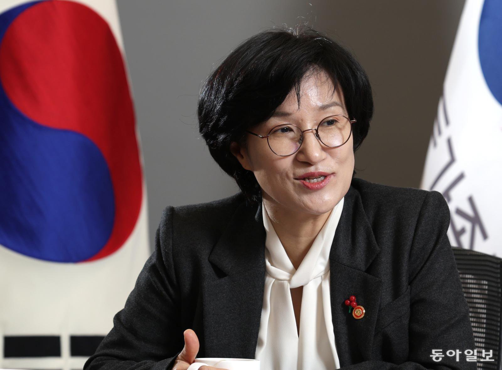 원민경 성평등가족부 장관이 5일 오전 정부서울청사 17층 장관실에서 본보와 인터뷰를 갖고 현안에 대한 입장을 설명하고 있다.  변영욱 기자 cut@donga.com