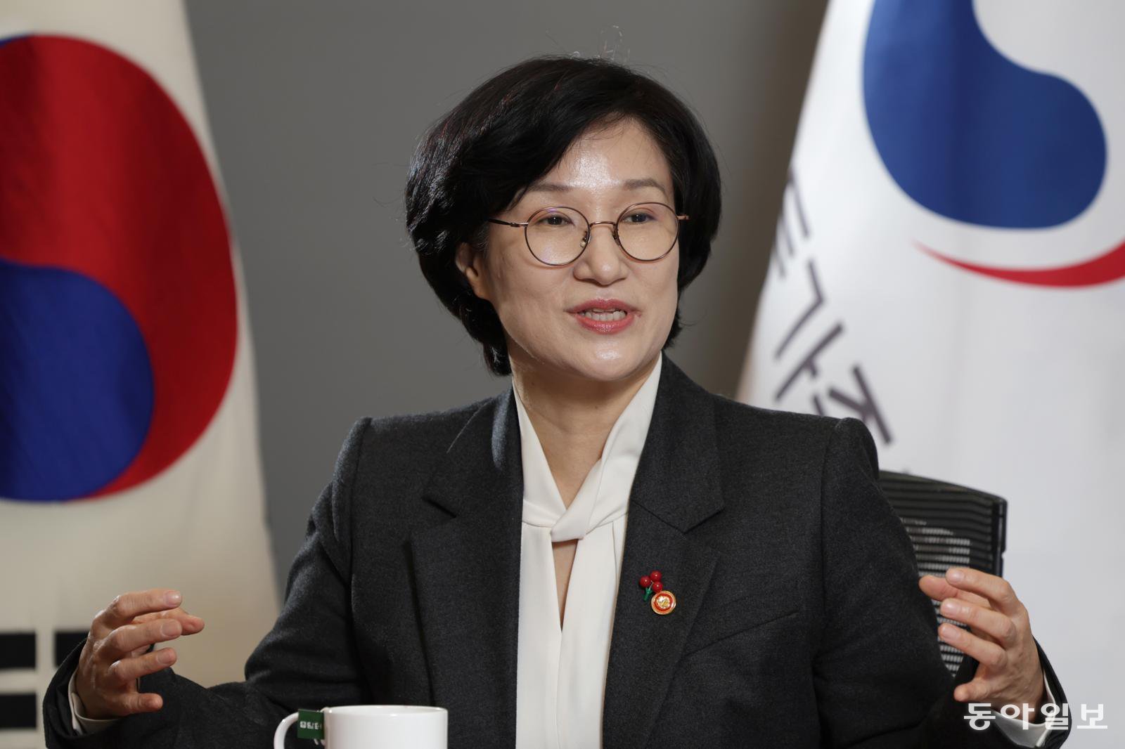 원민경 성평등가족부 장관이 5일 오전 정부서울청사 17층 장관실에서 본보와 인터뷰를 갖고 현안에 대한 입장을 설명하고 있다.  변영욱 기자 cut@donga.com