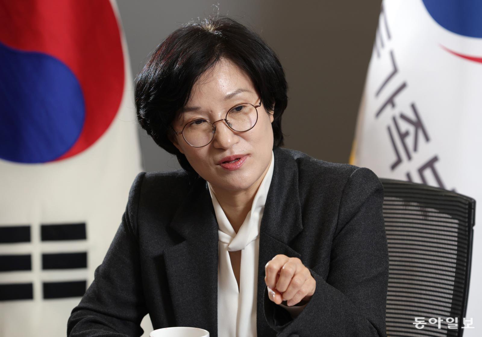 원민경 성평등가족부 장관이 5일 오전 정부서울청사 17층 장관실에서 본보와 인터뷰를 갖고 현안에 대한 입장을 설명하고 있다.  변영욱 기자 cut@donga.com