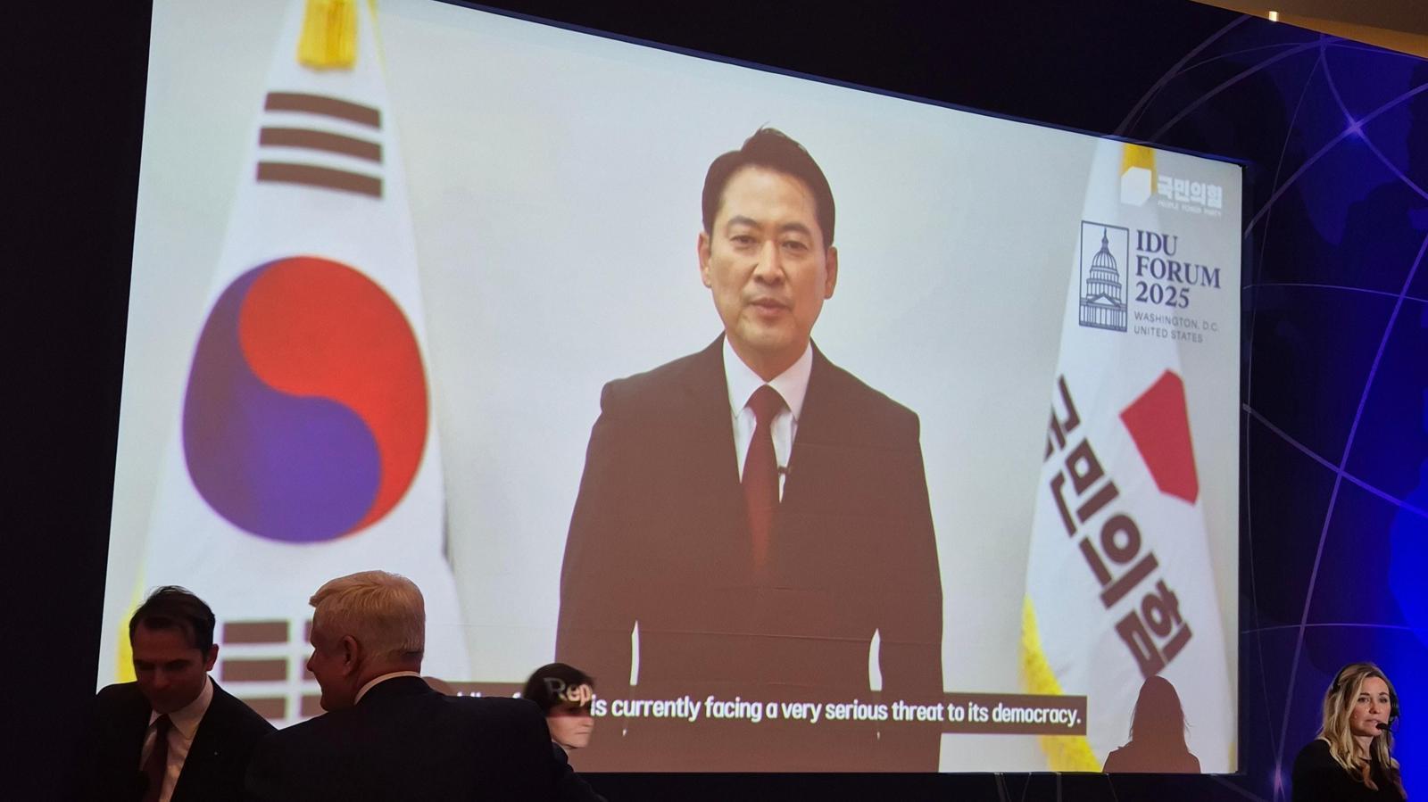 국민의힘 장동혁 대표가 5일(현지 시간) 미국 워싱턴에서 열린 국제민주연맹(IDU) 집행위원회의에 보낸 영상 메시지에서 “대한민국이 매우 심각한 민주주의 위협에 직면해 있다”고 밝혔다. 국민의힘 제공