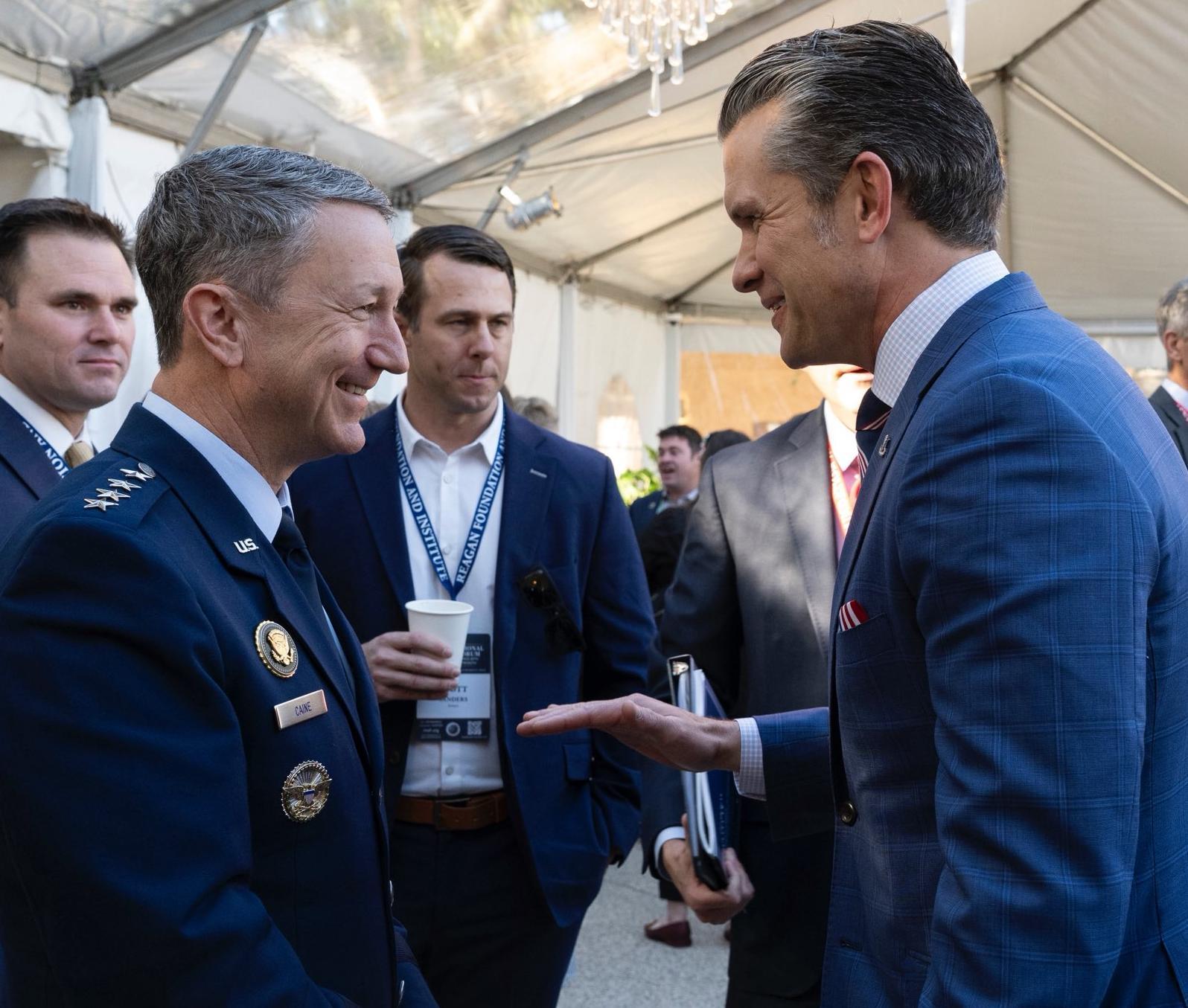 “한국 등 모범 동맹국들 특별한 지원 받을 것”
6일(현지 시간) 미국 캘리포니아주 시미밸리에서 열린 레이건 국방포럼에서 피트 헤그세스 미 국방장관(오른쪽)이 댄 케인 미 합참의장(왼쪽)과 대화하고 있다. 헤그세스 장관은 이날 연설에서 “우리의 동맹국들은 어린아이가 아니다”라며 동맹들의 역할 확대를 주문했다. 또 군사비 지출 확대를 약속한 한국 등을 ‘모범 동맹국들(model allies)’로 지칭하며 “미국으로부터 특별한 지원을 받을 것”이라고 했다. 사진 출처 헤그세스 장관 ‘X’