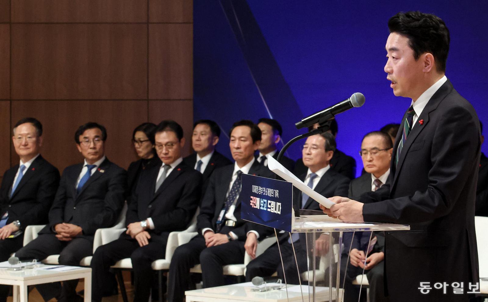 ‘李정부 6개월 성과’ 기자간담회
강훈식 대통령비서실장(오른쪽)이 7일 서울 용산 대통령실에서 열린 ‘이재명 정부 6개월 성과 보고 기자간담회’에서 발언하고 있다. 강 실장은 특별감찰관 임명과 관련해 “꼭 임명하겠다. 국회가 추천해주면 그분을 모셔 투명하고 올바르게 대통령실을 이끄는 데 도움을 받겠다”고 말했다. 송은석 기자 silverstone@donga.com