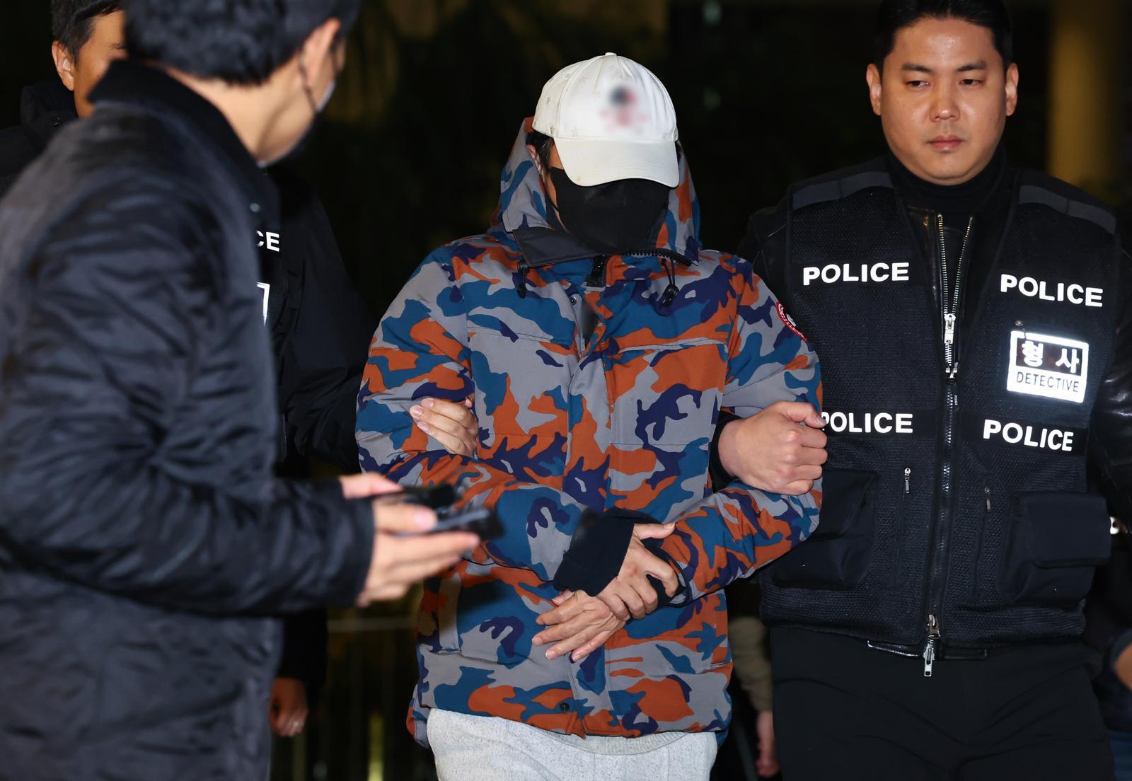 ‘도이치모터스 주가조작 의혹’ 공범 이 모 씨가 11월 20일 충주휴게소에서 체포돼 서울 종로구 광화문 KT 빌딩에 마련된 김건희 특검(특별검사 민중기) 사무실로 압송되고 있다. 2025.11.20 뉴스1