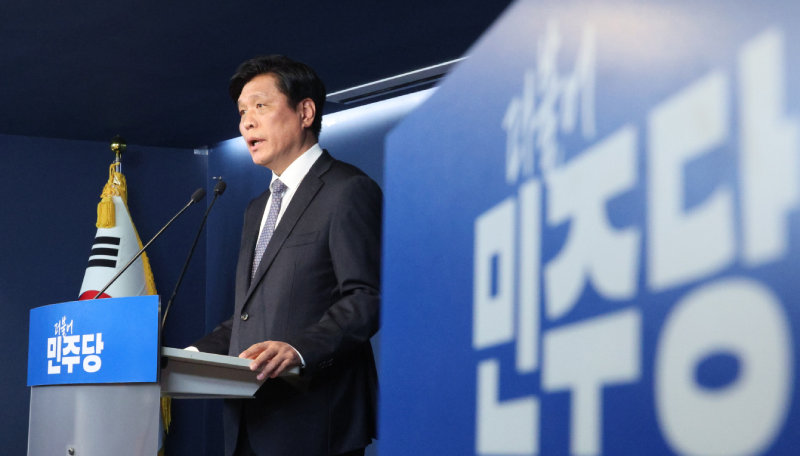 더불어민주당 조승래 사무총장이 7일 서울 여의도 중앙당사에서 기자간담회를 열고 “내란 세력을 근본적이고 신속하게 청산해 달라는 국민 요구를 받들어 내란전담재판부 도입을 차질 없이 진행할 것”이라고 말했다. 뉴스1