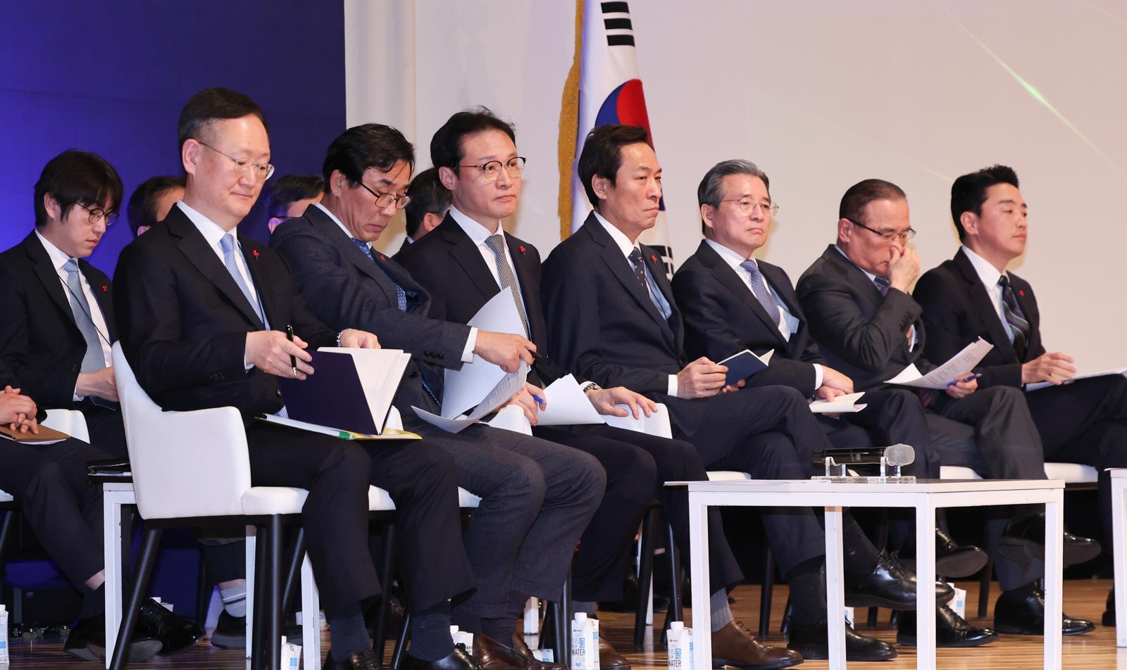 강훈식 대통령 비서실장이 7일 서울 용산 대통령실 청사에서 열린 ‘이재명 정부 출범 6개월 성과 간담회’에서 참석자들과 함께 기자들의 질문을 받고 있다. 앞줄 오른쪽부터 강 비서실장, 위성락 국가안보실장, 김용범 정책실장, 우상호 정무수석. 이규연 홍보소통수석, 전성환 경청통합수석, 봉욱 민정수석. 2025.12.7/뉴스1