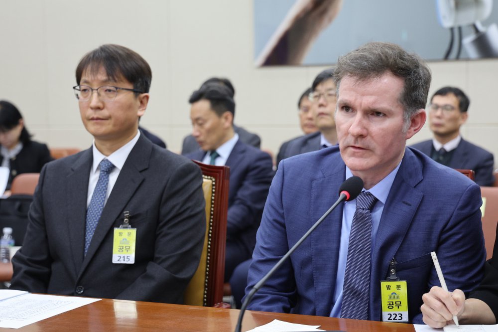 브랫 매티스 쿠팡 최고정보보안책임자(CISO)가 2일 서울 여의도 국회 과학기술정보방송통신위원회에서 열린 쿠팡 침해사고 관련 현안 질의에서 의원 질의에 답변하고 있다. 왼쪽은 박대준 쿠팡 대표이사. 2025.12.2/뉴스1